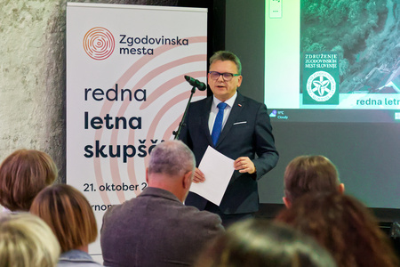 Mag. Rok Šimenc med predstavitvijo na skupščini (1)
